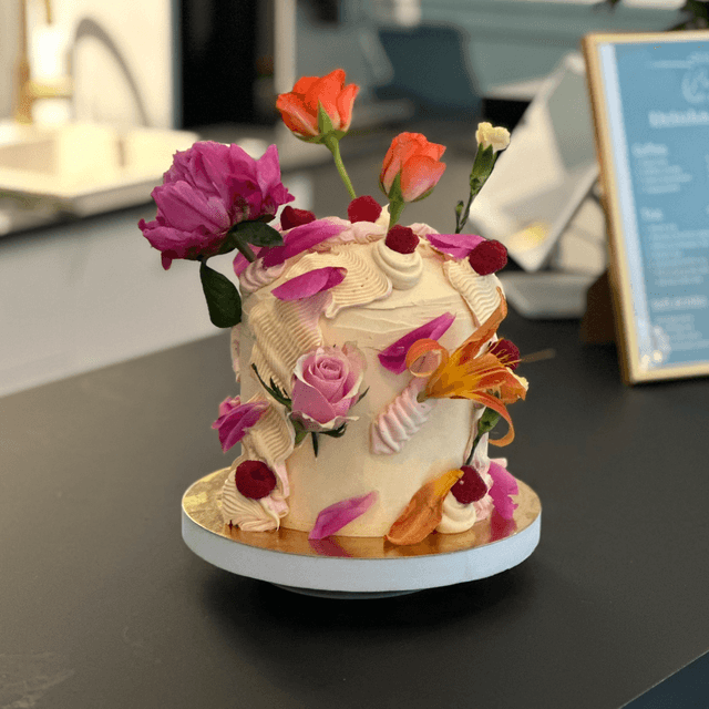 Modern cake