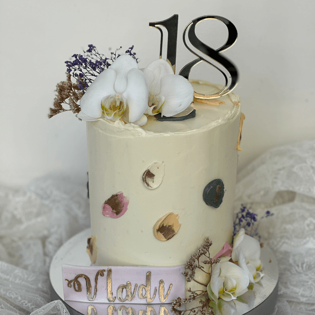 Elegant flower cake